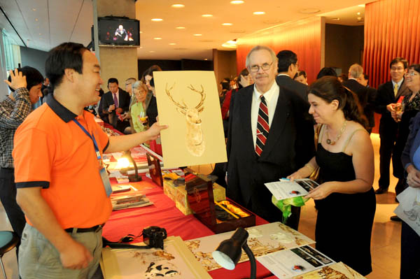 在美国林肯中心现场展示“中国绝活”芦苇艺术画(图1)